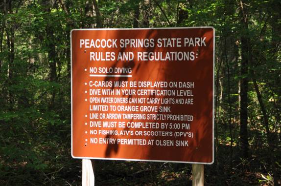 Advertência na entrada do parque de Peacok, na Flórida, nos Estados Unidos
